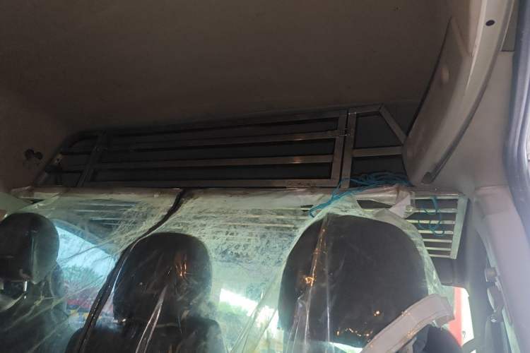 Used SAIC MAXUS Xintu V80 2024 Aotuntong 6MT Long-Wheelbase Mid-Roof Model 147 Ps 6/7/8/9-Seater Headliner