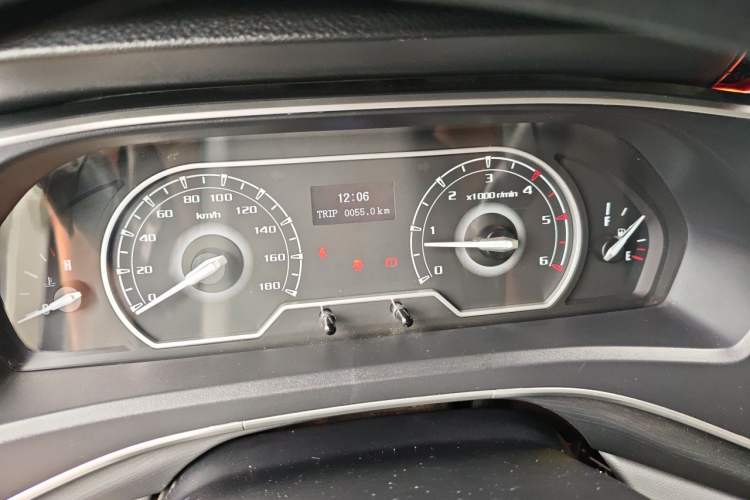 Used SAIC MAXUS Xintu V80 2024 Aotong Value Edition 6MT Short Wheelbase Mid-Height Roof 127 Ps 5-Seater Instrument Cluster