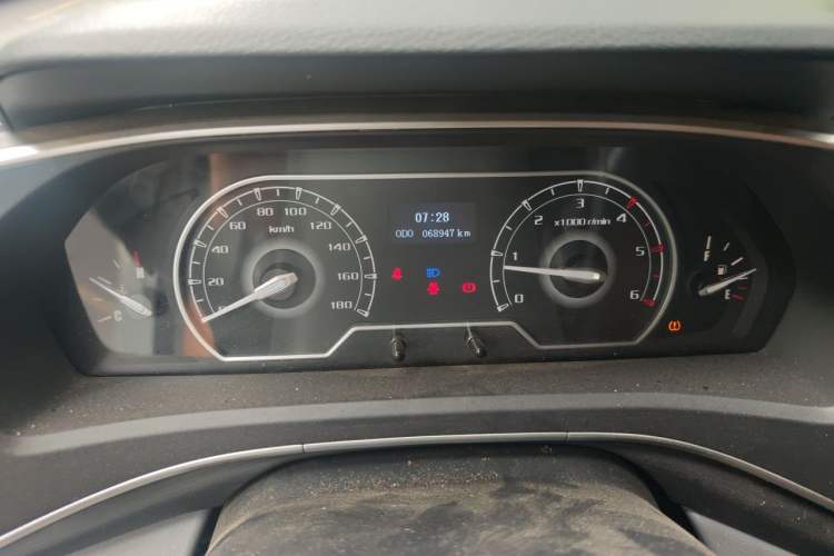 Used SAIC MAXUS Xintu V80 2024 Facelift Aoyuntong 6MT Long Wheelbase Mid-Top Version 147 Ps 6/7/8/9-Seater Instrument Cluster