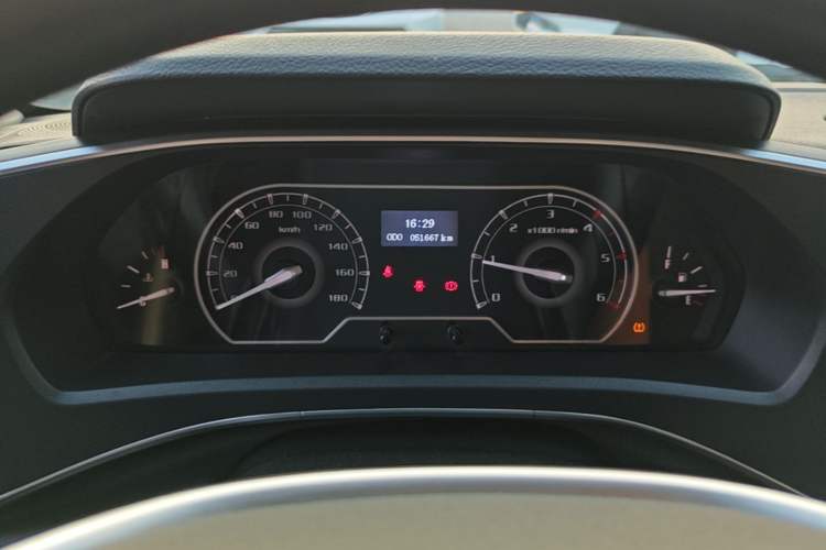 Used SAIC MAXUS Xintu V80 2024 Aotong Value Edition 6MT Long-Wheelbase Mid-Roof Model with 127 Ps Available in 6/7/8/9-Seater Configurations Instrument Cluster