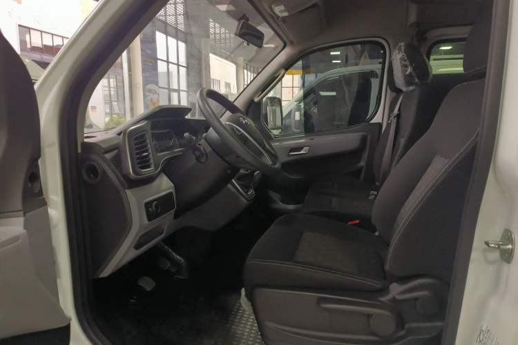 Used SAIC MAXUS Xintu V80 2024 Aotuntong Value Edition 6MT Short Wheelbase Mid-Height Roof 127 Ps 5/6 Seats Interior 1