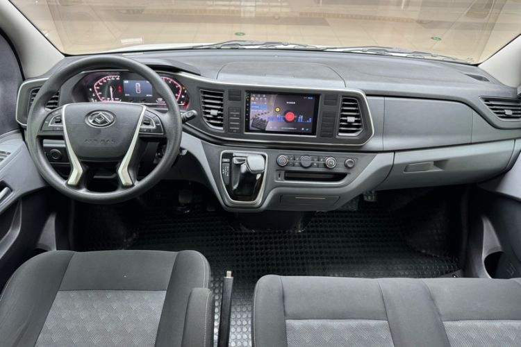 Used SAIC MAXUS Xintu V80 2024 Aotong 6AMT Short-Wheelbase Ultra-Low Roof 127 Ps 5/6 Seats Interior 1