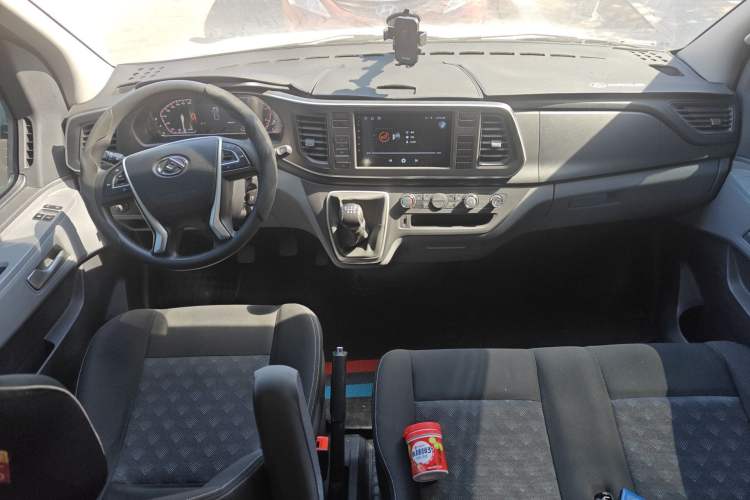 Used SAIC MAXUS Xintu V80 2024 Facelift Aoyuntong 6MT Short Wheelbase Mid-Height Version 147 Ps 5/6 Seats Interior 2