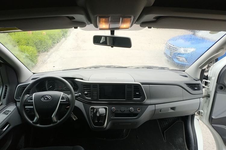 Used SAIC MAXUS Xintu V80 2024 Aotong Value Edition 6AMT Short Wheelbase Mid-Roof Model 127 Ps 5/6 Seats Interior 2