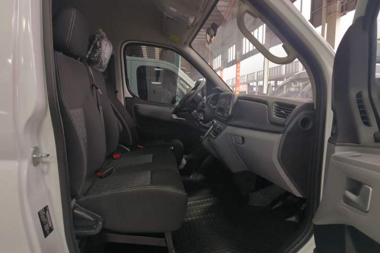 Used SAIC MAXUS Xintu V80 2024 Aotuntong Value Edition 6MT Short Wheelbase Mid-Height Roof 127 Ps 5/6 Seats Interior 2