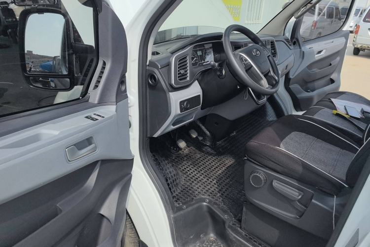 Used SAIC MAXUS Xintu V80 2024 Aotuntong Value Edition 6MT Short Wheelbase Ultra-Low Roof 127 Ps 5/6 Seats Interior 2