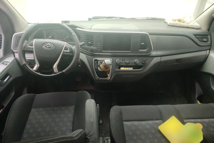 Used SAIC MAXUS Xintu V80 2024 Aotong Value Edition 6AMT Short Wheelbase Mid-Roof Model 127 Ps 5/6 Seats Interior 2