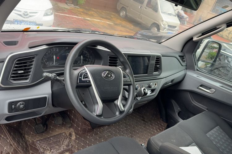 Used SAIC MAXUS Xintu V80 2024 Aoyuntong 6MT Short-Wheelbase Mid-Roof Model 147 Ps 5/6 Seats Interior 2