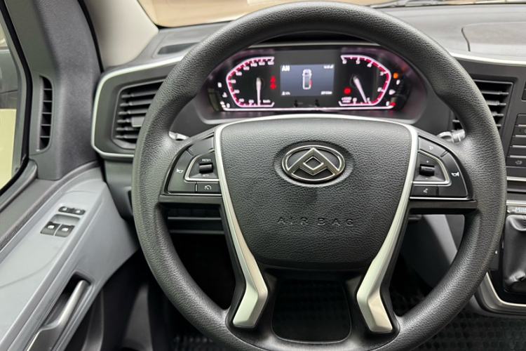 Used SAIC MAXUS Xintu V80 2024 Aotong 6AMT Short-Wheelbase Ultra-Low Roof 127 Ps 5/6 Seats Interior 2