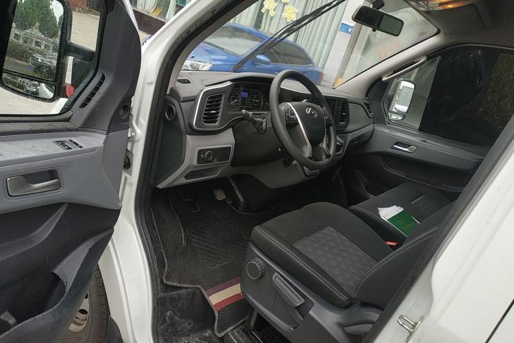 Used SAIC MAXUS Xintu V80 2024 Aotong Value Edition 6AMT Short Wheelbase Mid-Roof Model 127 Ps 5/6 Seats Interior 3