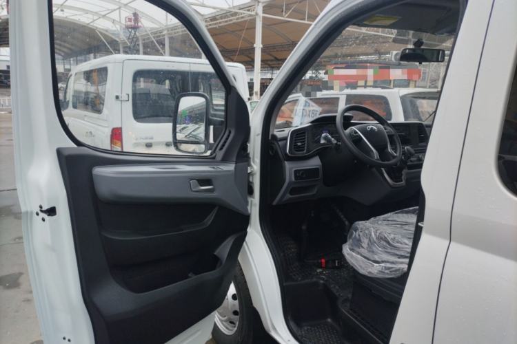 Used SAIC MAXUS Xintu V80 2024 Aotong Value Edition 6AMT Short Wheelbase Mid-Roof Model 127 Ps 5/6 Seats Interior 3