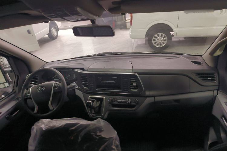 Used SAIC MAXUS Xintu V80 2024 Aotuntong Value Edition 6MT Short Wheelbase Mid-Height Roof 127 Ps 5/6 Seats Interior 3