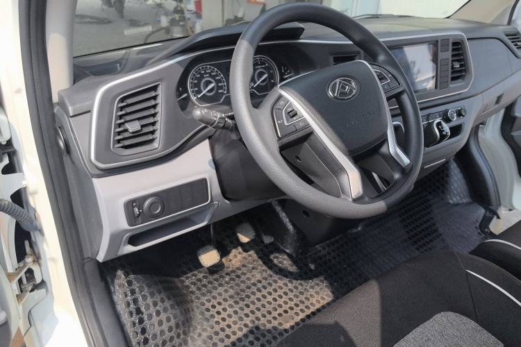 Used SAIC MAXUS Xintu V80 2024 Aotuntong Value Edition 6MT Short Wheelbase Ultra-Low Roof 127 Ps 5/6 Seats Interior 3