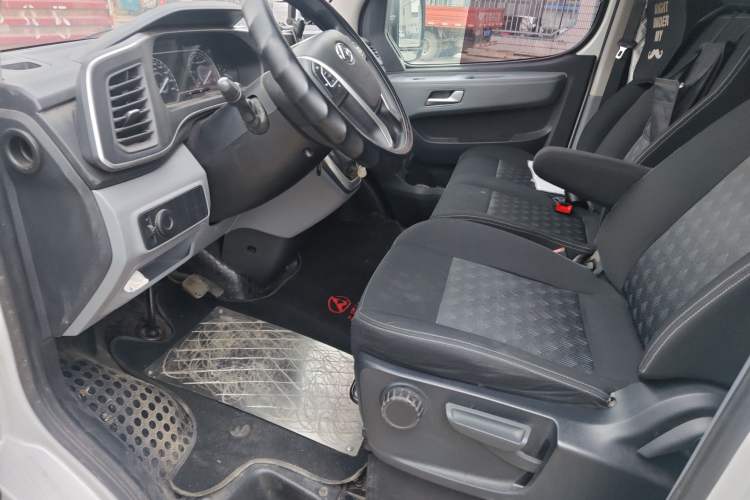 Used SAIC MAXUS Xintu V80 2024 Aotong Value Edition 6AMT Short Wheelbase Ultra-Low Roof 127 Ps 5/6 Seats Interior 3