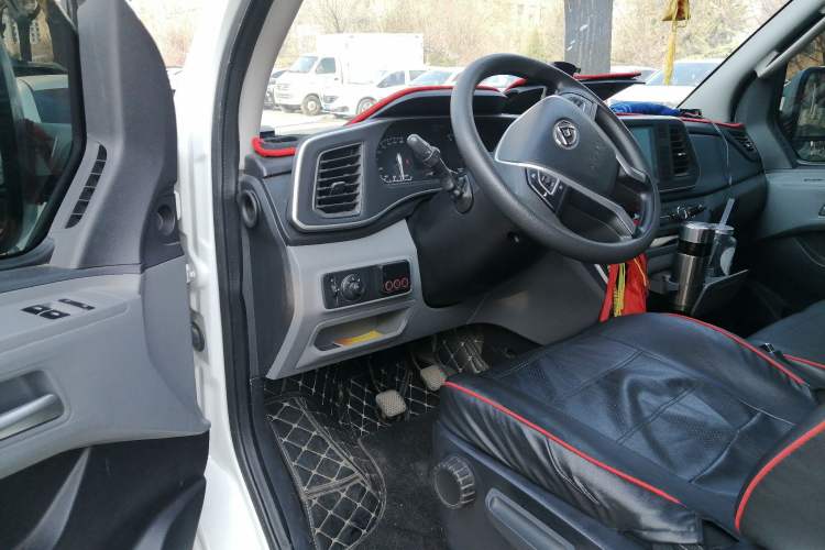 Used SAIC MAXUS Xintu V80 2024 Aotuntong 6MT Long-Wheelbase Mid-Roof Model 147 Ps 6/7/8/9-Seater Interior 3