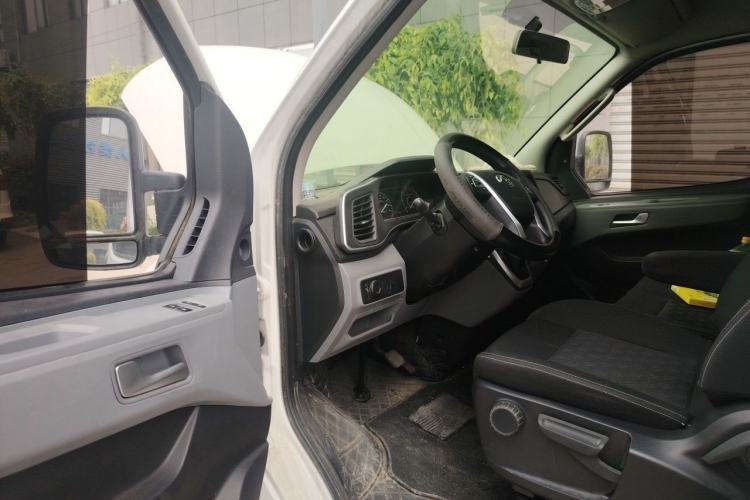 Used SAIC MAXUS Xintu V80 2024 Aotong Value Edition 6AMT Short Wheelbase Mid-Roof Model 127 Ps 5/6 Seats Interior 3