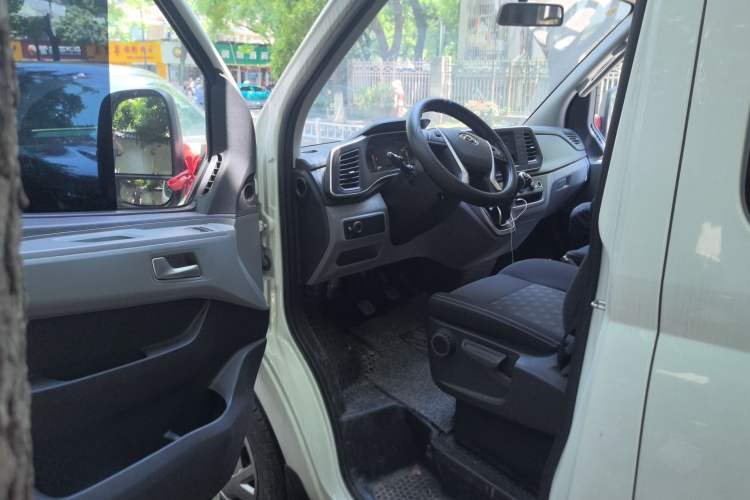 Used SAIC MAXUS Xintu V80 2024 Aotuntong Value Edition 6MT Short Wheelbase Mid-Height Roof 127 Ps 5/6 Seats Interior 3