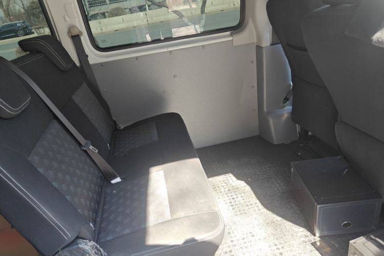 Used SAIC MAXUS Xintu V80 2024 Facelift Aoyuntong 6MT Short Wheelbase Mid-Height Version 147 Ps 5/6 Seats Interior 4