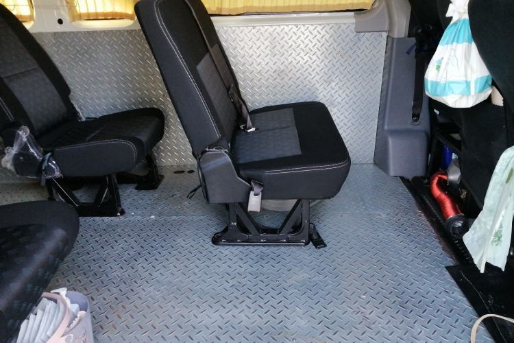 Used SAIC MAXUS Xintu V80 2024 Aotuntong 6MT Long-Wheelbase Mid-Roof Model 147 Ps 6/7/8/9-Seater Interior 4