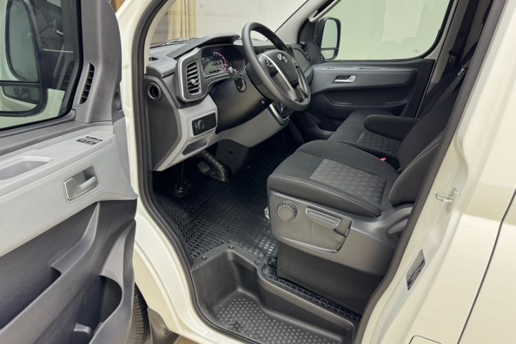 Used SAIC MAXUS Xintu V80 2024 Aotong 6AMT Short-Wheelbase Ultra-Low Roof 127 Ps 5/6 Seats Interior 4