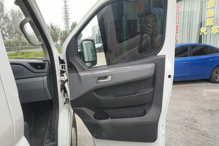 Used SAIC MAXUS Xintu V80 2024 Aotong Value Edition 6AMT Short Wheelbase Mid-Roof Model 127 Ps 5/6 Seats Interior 5