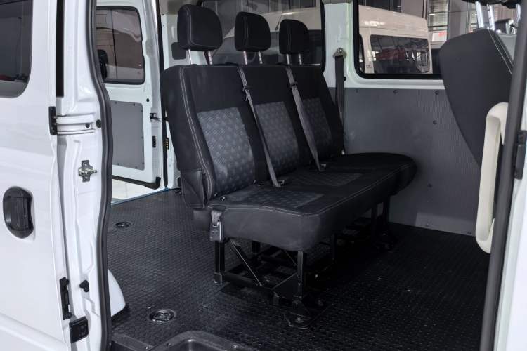 Used SAIC MAXUS Xintu V80 2024 Aotong Value Edition 6AMT Short Wheelbase Mid-Roof Model 127 Ps 5/6 Seats Interior 6