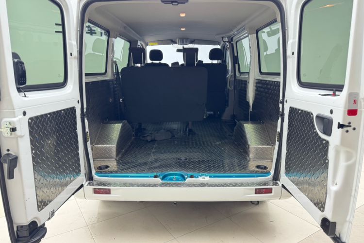 Used SAIC MAXUS Xintu V80 2024 Aotong 6AMT Short-Wheelbase Ultra-Low Roof 127 Ps 5/6 Seats Interior 6