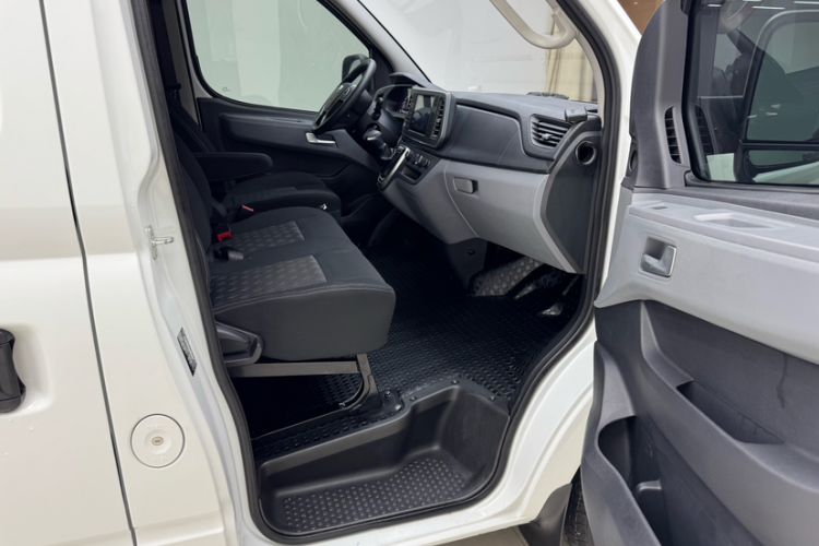 Used SAIC MAXUS Xintu V80 2024 Aotong 6AMT Short-Wheelbase Ultra-Low Roof 127 Ps 5/6 Seats Interior 9