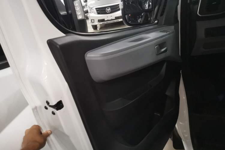 Used SAIC MAXUS Xintu V80 2024 Facelift Aoyuntong 6MT Long Wheelbase Mid-Top Version 147 Ps 6/7/8/9-Seater Left Front Door Interior