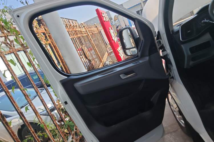 Used SAIC MAXUS Xintu V80 2024 Aotuntong 6MT Short-Wheelbase Ultra-Low Roof 127 Ps 5/6 Seats Left Front Door Interior