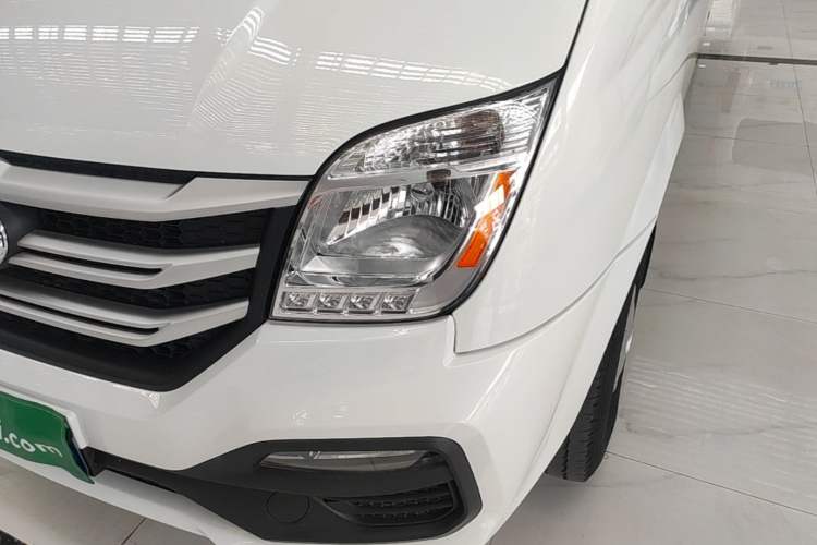 Used SAIC MAXUS Xintu V80 2024 Aotong Value Edition 6MT Long-Wheelbase Mid-Roof Model with 127 Ps Available in 6/7/8/9-Seater Configurations Left Front Headlight