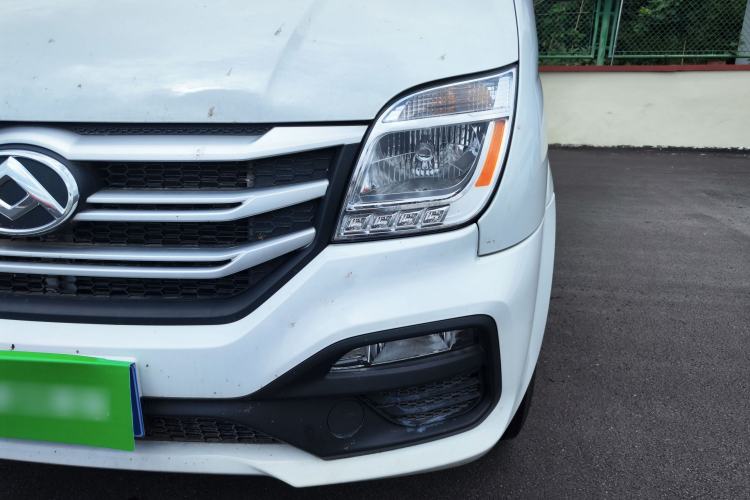Used SAIC MAXUS Xintu V80 2024 Aotong Value Edition 6MT Long-Wheelbase Mid-Roof Model with 127 Ps Available in 6/7/8/9-Seater Configurations Left Front Headlight