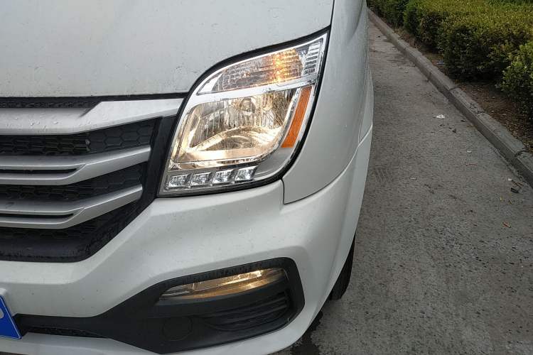 Used SAIC MAXUS Xintu V80 2024 Aotong Value Edition 6AMT Short Wheelbase Mid-Roof Model 127 Ps 5/6 Seats Left Front Headlight