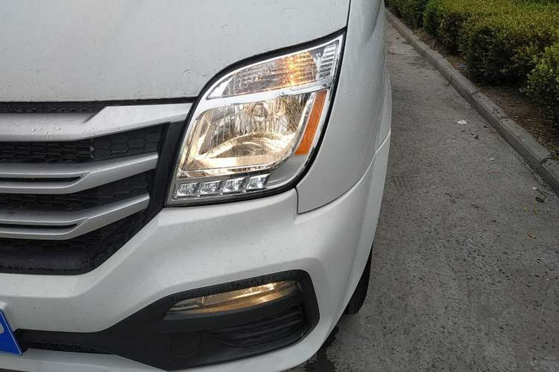 Used SAIC MAXUS Xintu V80 2024 Aotong Value Edition 6AMT Short Wheelbase Mid-Roof Model 127 Ps 5/6 Seats Left Front Headlight