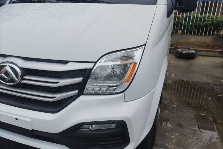 Used SAIC MAXUS Xintu V80 2024 Aotong Value Edition 6AMT Short Wheelbase Mid-Roof Model 127 Ps 5/6 Seats Left Front Headlight