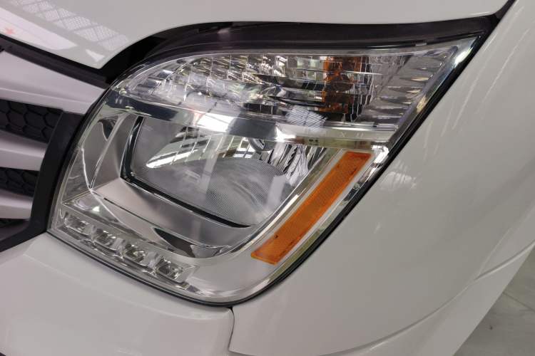 Used SAIC MAXUS Xintu V80 2024 Aotuntong Value Edition 6MT Short Wheelbase Mid-Height Roof 127 Ps 5/6 Seats Left Front Headlight