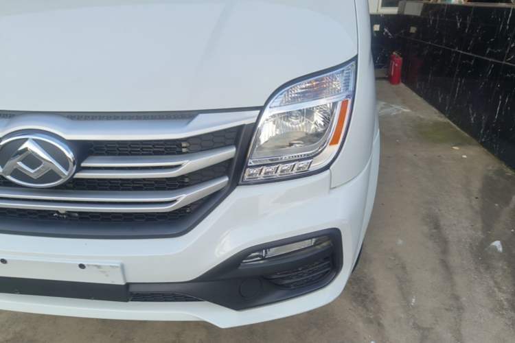 Used SAIC MAXUS Xintu V80 2024 Aotong Value Edition 6AMT Short Wheelbase Mid-Roof Model 127 Ps 5/6 Seats Left Front Headlight