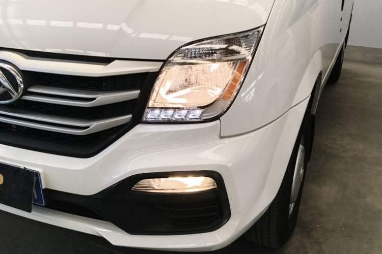 Used SAIC MAXUS Xintu V80 2024 Aotuntong Value Edition 6MT Short Wheelbase Mid-Height Roof 127 Ps 5/6 Seats Left Front Headlight