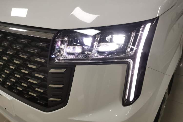 Used SAIC MAXUS Xintu V80 2024 Facelift Aoyuntong 6MT Long Wheelbase Mid-Top Version 147 Ps 6/7/8/9-Seater Left Front Headlight