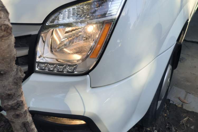 Used SAIC MAXUS Xintu V80 2024 Aotong Value Edition 6MT Long-Wheelbase Mid-Roof Model with 127 Ps Available in 6/7/8/9-Seater Configurations Left Front Headlight