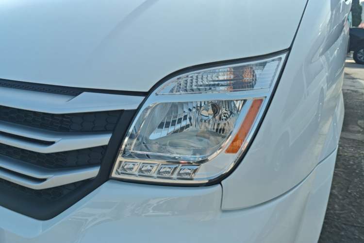 Used SAIC MAXUS Xintu V80 2024 Aotuntong Value Edition 6MT Short Wheelbase Mid-Height Roof 127 Ps 5/6 Seats Left Front Headlight