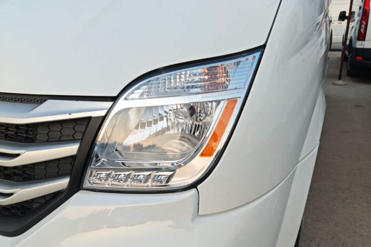 Used SAIC MAXUS Xintu V80 2024 Aotong Value Edition 6MT Long-Wheelbase Mid-Roof Model with 127 Ps Available in 6/7/8/9-Seater Configurations Left Front Headlight