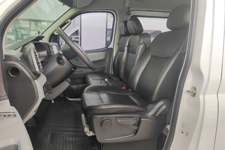 Used SAIC MAXUS Xintu V80 2024 Aotong Value Edition 6MT Long-Wheelbase Mid-Roof Model with 127 Ps Available in 6/7/8/9-Seater Configurations Left Front Seat