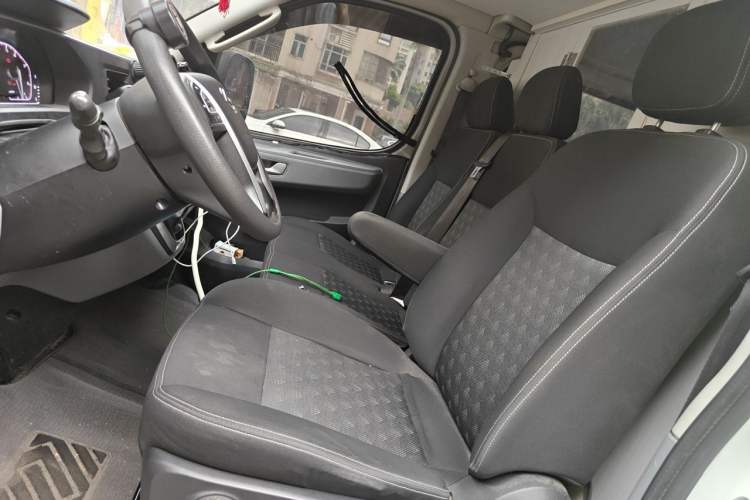 Used SAIC MAXUS Xintu V80 2024 Facelift Aoyuntong 6AMT Long Wheelbase Mid-Roof Version 147 Ps 6/7/8/9-Seater Left Front Seat