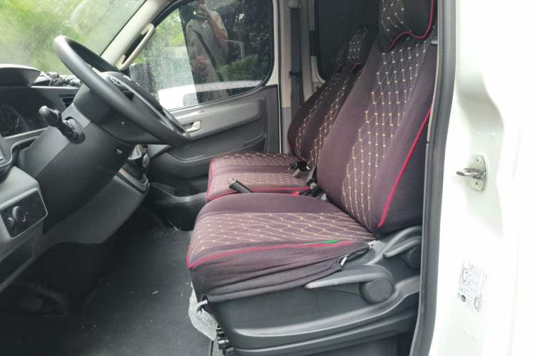 Used SAIC MAXUS Xintu V80 2024 Aotong Value Edition 6AMT Long Wheelbase Mid-Roof Model 127 Ps 6/7/8/9-Seater Left Front Seat