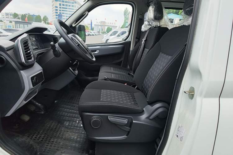 Used SAIC MAXUS Xintu V80 2024 Aotong Value Edition 6MT Long-Wheelbase Mid-Roof Model with 127 Ps Available in 6/7/8/9-Seater Configurations Left Front Seat