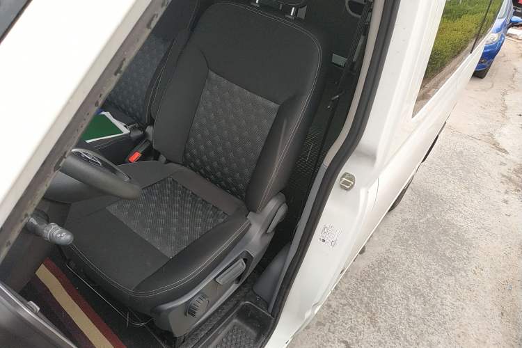 Used SAIC MAXUS Xintu V80 2024 Aotong Value Edition 6AMT Short Wheelbase Mid-Roof Model 127 Ps 5/6 Seats Left Front Seat
