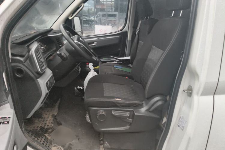 Used SAIC MAXUS Xintu V80 2024 Aotong Value Edition 6MT Long-Wheelbase Mid-Roof Model with 127 Ps Available in 6/7/8/9-Seater Configurations Left Front Seat