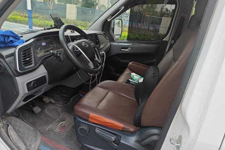 Used SAIC MAXUS Xintu V80 2024 Aotuntong Value Edition 6MT Short Wheelbase Mid-Height Roof 127 Ps 5/6 Seats Left Front Seat