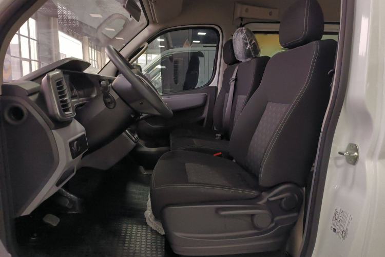 Used SAIC MAXUS Xintu V80 2024 Aotuntong Value Edition 6MT Short Wheelbase Mid-Height Roof 127 Ps 5/6 Seats Left Front Seat